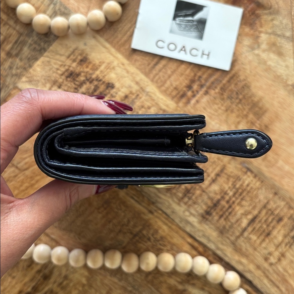 โโSOLDโโ๐๐ตCOACH Campbell Leather Buckle Medium Wallet๐ต๐ - Picture 7 of 12